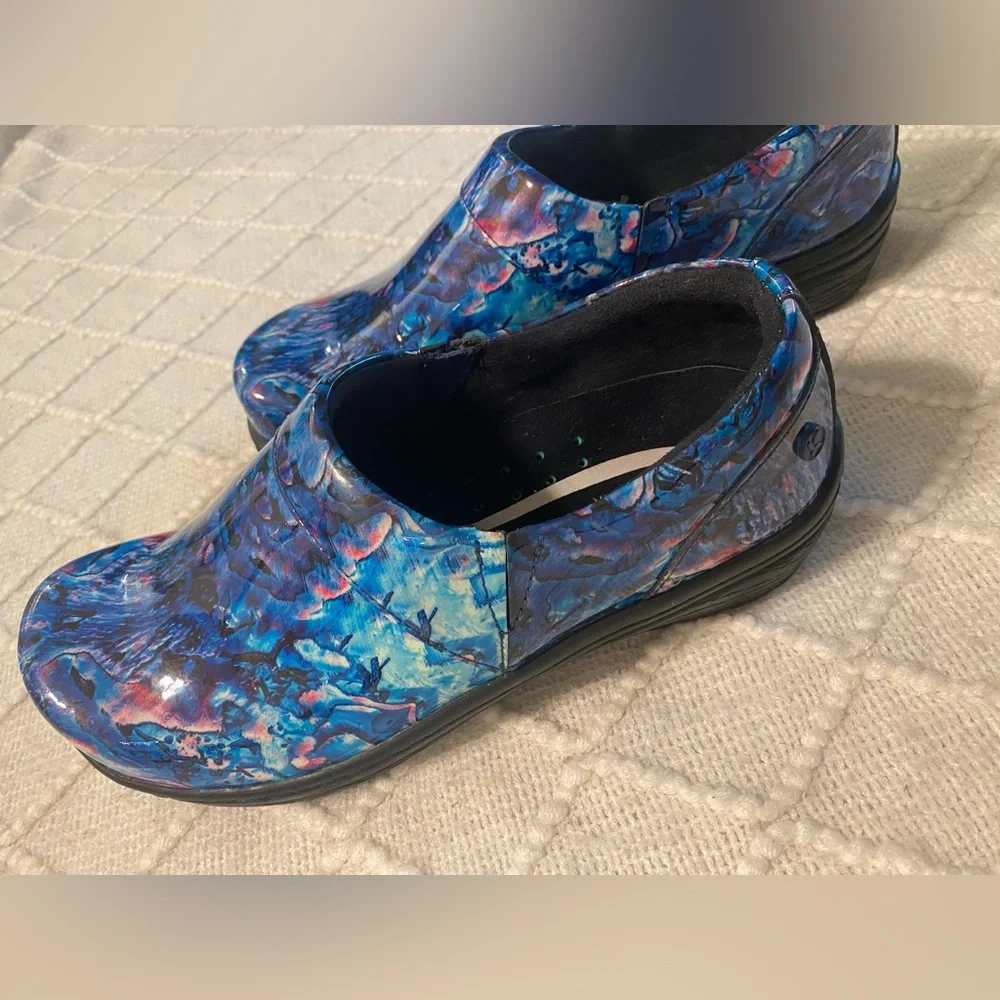 NWOT Women’s Klogs - Picture 2 of 3